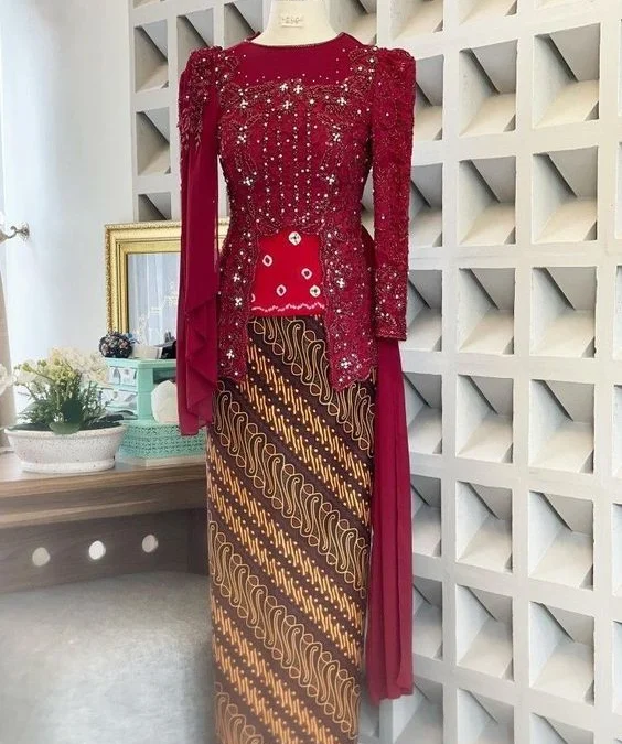 Berikut Padu Padan Kebaya Warna Merah Maroon Agar Terlihat Elegan