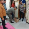 AWASI: Polsek Cimanggung dan Satuan Polisi Pamong Praja (Sat Pol PP) di wilayah Kecamatan Cimanggung tengah melakukan operasi penyakit masyarakat (Pekat), di salah satu warung yang diduga menjual miras, baru-baru ini.