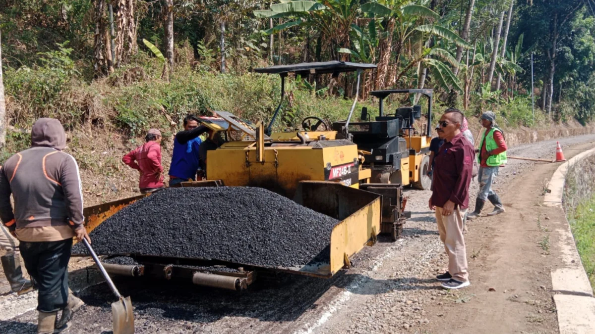 Karena aktivitas warga sempat terhambat oleh jalan yang rusak. Semoga perbaikan jalan dapat tercipta suasana kondusif di masyarakat dan wilayahnya. Untuk itu mari kita jaga dan kita pelihara jalan tersebut," pungkas Kades. (ahm)