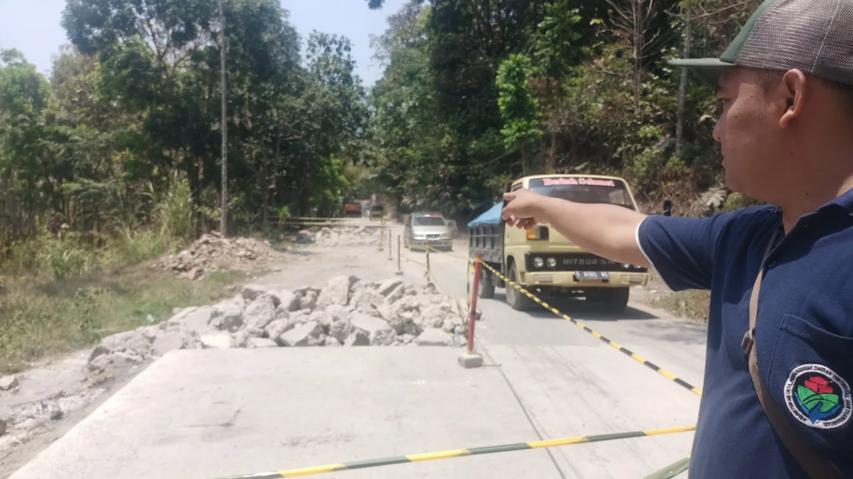 ATEP BIMO AS/SUMEKS TUNJUKKAN: Aparat Desa Cibeureuyeuh Dasep Hermawan menunjukkan material tugu sisa pembongkaran di Desa Cibeureuyeuh-Narimbang, baru-baru ini.