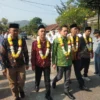 PENUH SEMANGAT: Kelima komisioner KPU Sumedang itu, Ogi Ahmad Fauzi, Iyan Sopian, Asep Wawan, Rizal Sopian dam Fajar Septian disambut seluruh karyawan dan staf KPU di kantor KPU, kemarin.