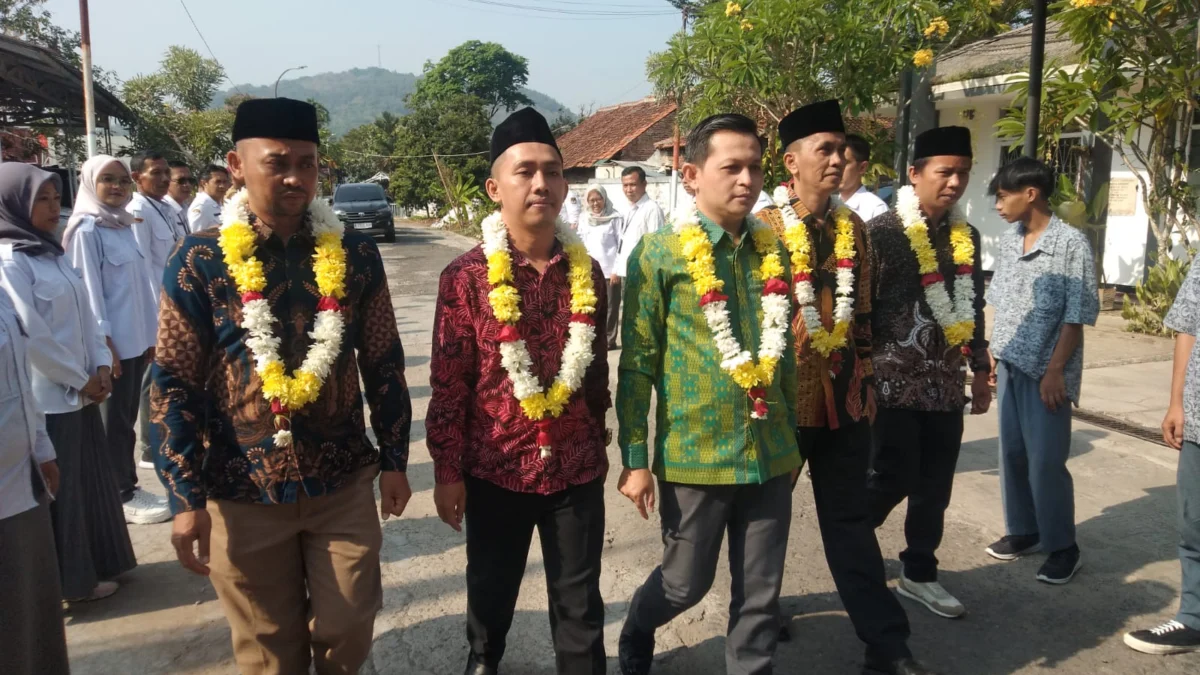 PENUH SEMANGAT: Kelima komisioner KPU Sumedang itu, Ogi Ahmad Fauzi, Iyan Sopian, Asep Wawan, Rizal Sopian dam Fajar Septian disambut seluruh karyawan dan staf KPU di kantor KPU, kemarin.