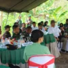 SEKSAMA: Unsur Forkopimda dan SKPD Kabupaten Sumedang  menghadiri Kegiatan Video Converence (Vidcon) Gerakan Nasional Ketahanan Pangan (Hanpangan) Jajaran TNI Tahun 2023 dengan Wakil Presiden RI di Blok Pasirpeusing Desa Naluk Kecamatan Cimalaka, baru-baru ini.