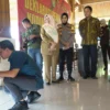 KOLABORASI: Ketua KPU Sumedang Ogi Ahmad Fauzi membubuhkan tanda tangan usai deklarasi damai pada pemilu 2024, bersama Forkopinda, ASN serta perwakilan ormas dan parpol di Pendopo PPS, kemarin