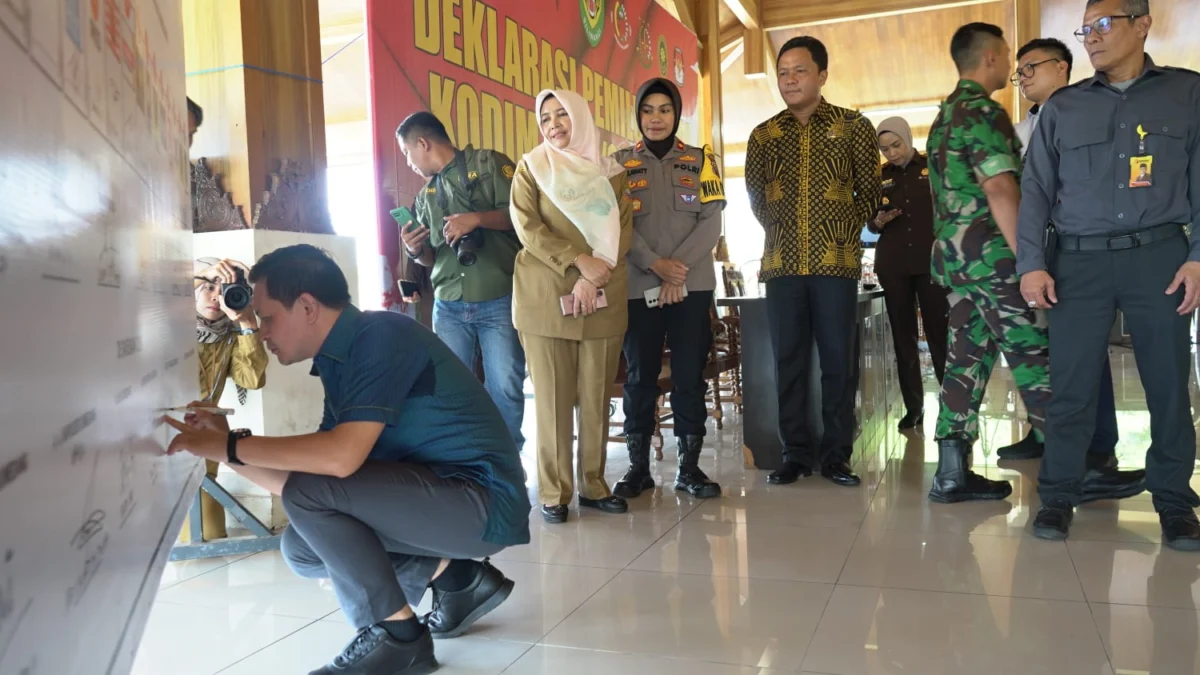 KOLABORASI: Ketua KPU Sumedang Ogi Ahmad Fauzi membubuhkan tanda tangan usai deklarasi damai pada pemilu 2024, bersama Forkopinda, ASN serta perwakilan ormas dan parpol di Pendopo PPS, kemarin