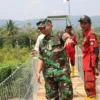 TERJUN LANGSUNG: Dandim 0610/Sumedang Letkol Kav Christian Gordon Rambu meninjau pembangunan jembatan gantung di Dusun Bobos Desa Wanajaya, Kecamatan Surian, kemarin.