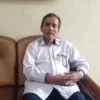 BERI KETERANGAN: Ketua Pengadilan Agama (PA) Sumedang, Drs H Musthofa Kamal MH., melalui Panitera PA Sumedang Maman Suherman MH., memaparkan perkembangan kasus di kantornya kepada Sumeks baru-baru ini.