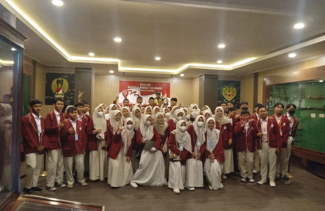 ANTUSIAS : Para siswa tengah mengikuti kegiatan Program P5 Edutour untuk menambah edukasi siswa, sebagai bagian dari Implementasi Kurikulum Merdeka (IKM) di SMA IT Insan Sejahtera Sumedang, baru-baru ini.