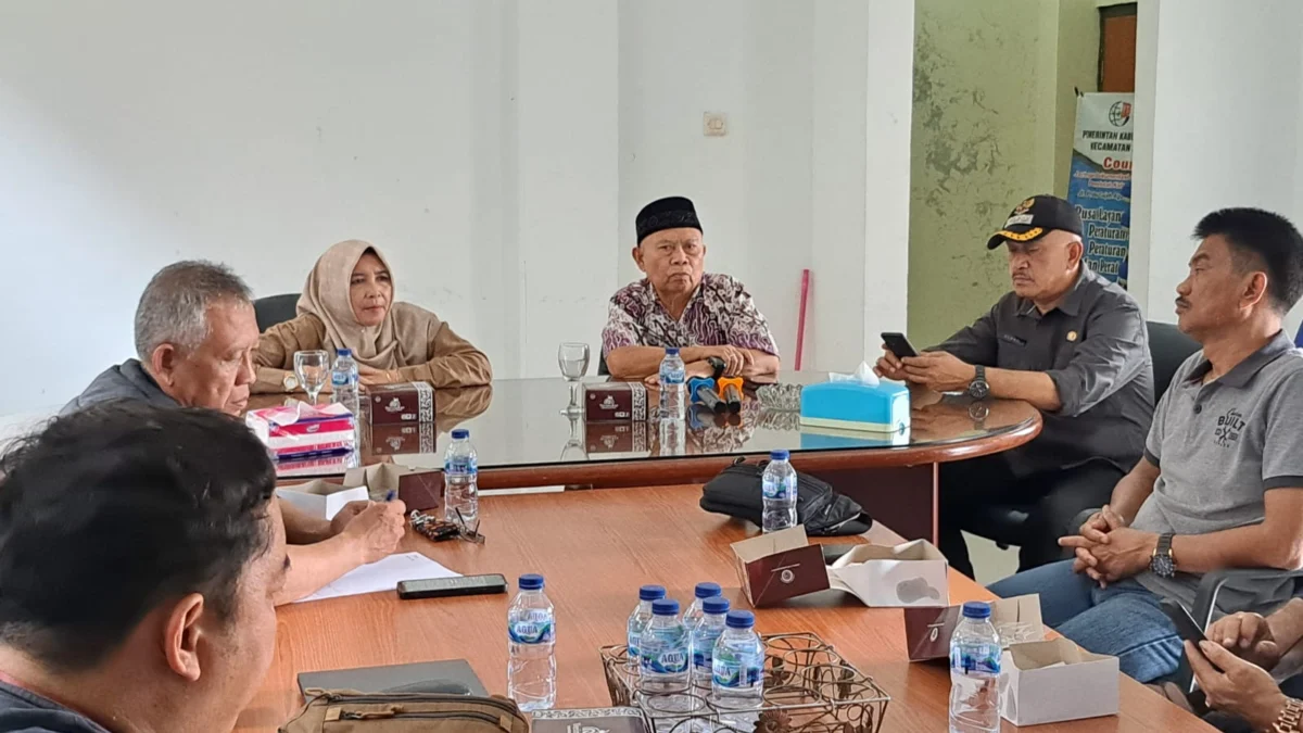 TEGAS: Pj Sekretaris Daerah Setda Pemkab Sumedang, Tuti Ruswati memimpin rapat evaluasi dengan gugus tugas pengelolaan kawasan perkotaan jatinangor (PKPJ) di Command Center Jatinangor, kemarin.