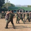 ANTUSIAS: Personel Staf Kodim dan perwakilan anggota Koramil Kodim 0610/Sumedang saat latihan bela diri taktis di lapangan apel Makodim kelurahan Pasanggrahan Baru, Kecamatan Sumedang.