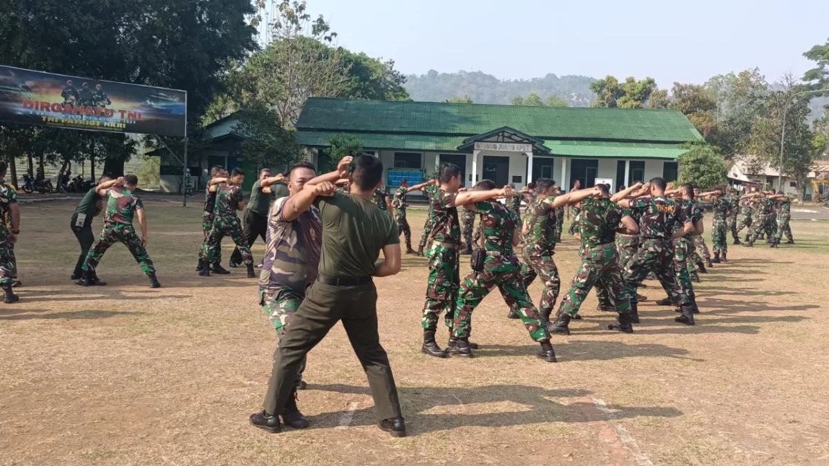 ANTUSIAS: Personel Staf Kodim dan perwakilan anggota Koramil Kodim 0610/Sumedang saat latihan bela diri taktis di lapangan apel Makodim kelurahan Pasanggrahan Baru, Kecamatan Sumedang.