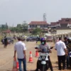 DITERTIBKAN: Beberapa kendaraan  terjaring petugas pada kegiatan operasi pemeriksaan Pajak Kendaraan Bermotor (PKB) IV di depan  Pusat Pemerintahan Sumedang, kemarin.