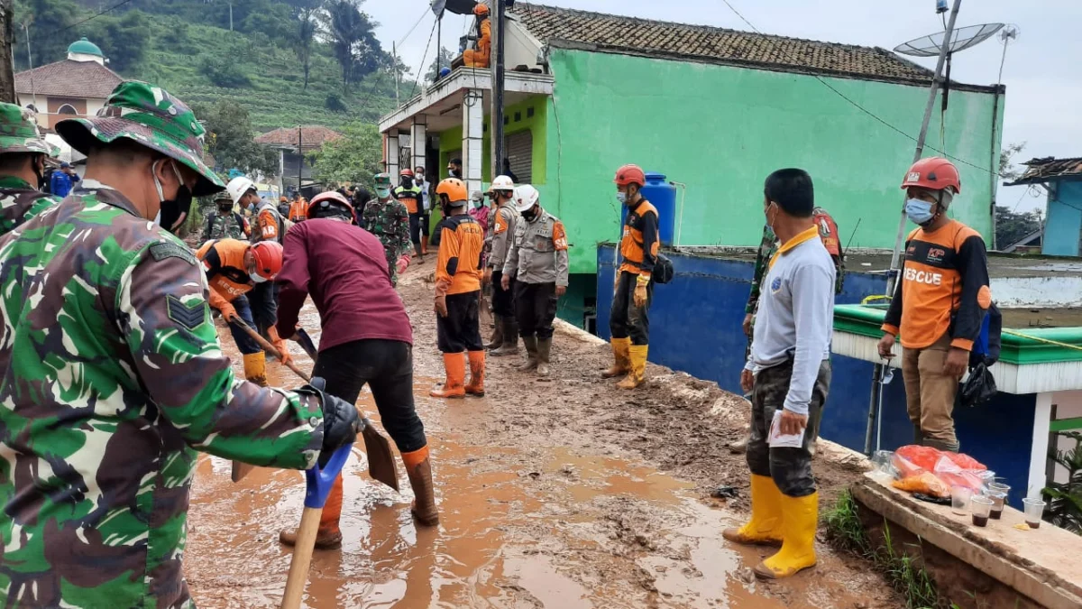 GOTONGROYONG: Korban bencana tanah longsor yang terjadi pada 9 Januari 2021 di Desa Cihanjuang, Kecamatan Cimanggung, masih menantikan pembangunan rumah relokasi.