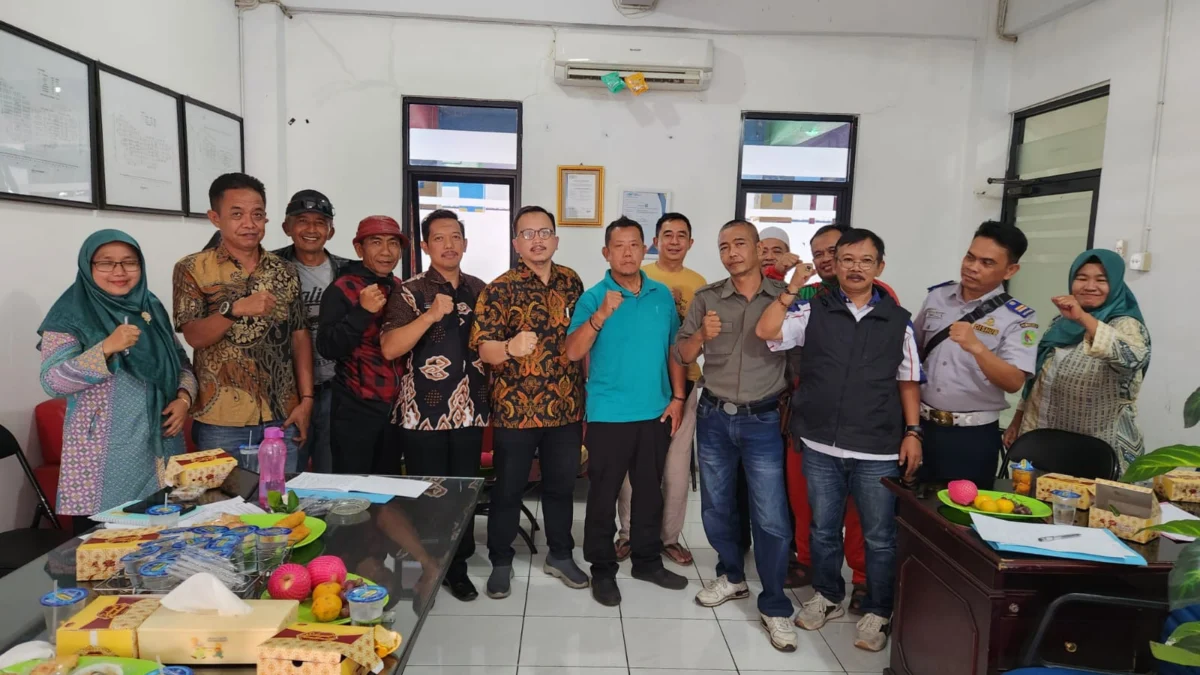 SEPAKAT: Perwakilan paguyuban pasar sehat Cicalengka, Dishub, dan tokoh-tokoh di wilayah pasar sepakat bersama-sama membenahi kondisi di Kecamatan Cicalengka terutama soal PKL.