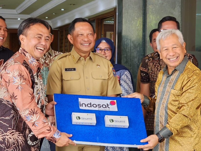 Indosat Sediakan Smart Watch untuk Pantau Kondisi Ibu Hamil : Upaya Turunkan Angka Stunting di Sumedang