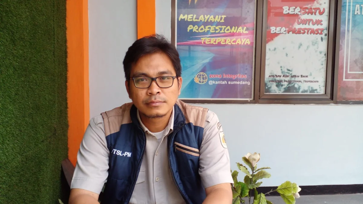 ANTUSIAS: Kasubag TU Kantor BPN Sumedang, Abdul Rosyid saat memaparkan pencapaian target Program PTSL 2023 kepada Sumeks baru- baru ini