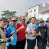 FOTO BERSAMA: Lurah Regolwetan Kecamatan Sumedang Selatan Yopie Purwa Nugraha SSos (keempat dari kiri) berfoto bersama jajaran di sela-sela kegiatan Heroic Fun Walk, baru-baru ini