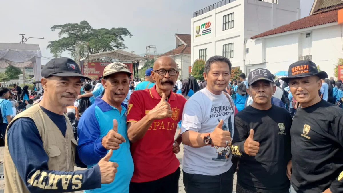 FOTO BERSAMA: Lurah Regolwetan Kecamatan Sumedang Selatan Yopie Purwa Nugraha SSos (keempat dari kiri) berfoto bersama jajaran di sela-sela kegiatan Heroic Fun Walk, baru-baru ini