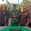 RESMIKAN: Dandim 0610/Sumedang Letkol Kav Christian Gordon Rambu MSi (Han) meresmikan pembangunan Monumen Pejuang 1948 di Desa Karangbungur Kecamatan Buahdua Kabupaten Sumedang, baru-baru ini.