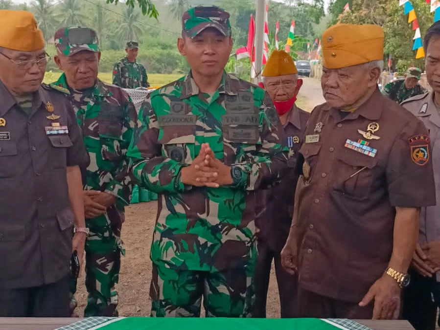 RESMIKAN: Dandim 0610/Sumedang Letkol Kav Christian Gordon Rambu MSi (Han) meresmikan pembangunan Monumen Pejuang 1948 di Desa Karangbungur Kecamatan Buahdua Kabupaten Sumedang, baru-baru ini.