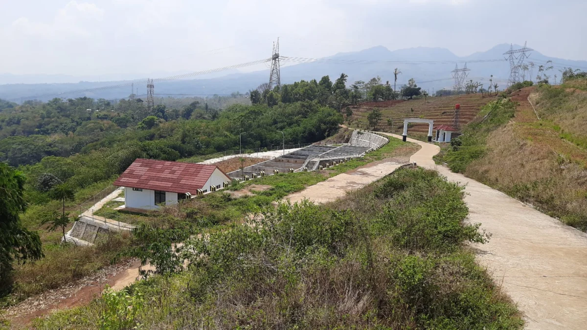 Ia juga menegaskan, bahwa pihaknya akan memperhatikan kebutuhan masyarakat terkait air bersih, polindes dan hal-hal lainnya dalam proses operasionalisasi TPA Cijeruk. (kos)