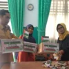 ANTUSIAS: Ratusan pelajar dari SDN Bangkir UPTD Pendidikan Cimanggung Sumedang galang dana untuk Palestina dengan mendonasikan sebagian uang jajan mereka, kemarin.