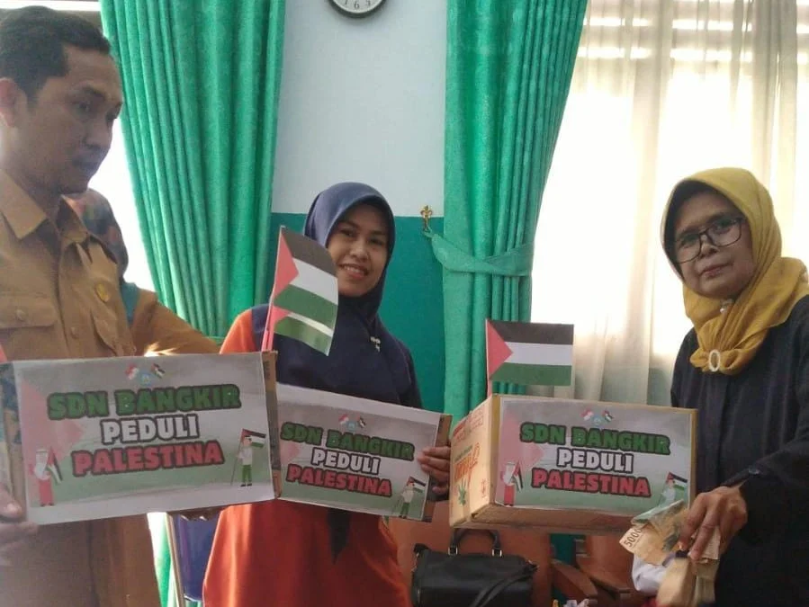 ANTUSIAS: Ratusan pelajar dari SDN Bangkir UPTD Pendidikan Cimanggung Sumedang galang dana untuk Palestina dengan mendonasikan sebagian uang jajan mereka, kemarin.