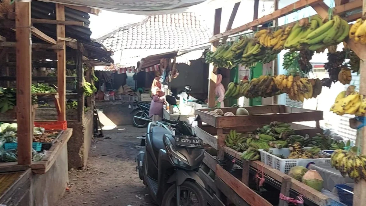 RAMAI: Pedangan tengah beraktifitas di Pasar Parakanmuncang Cimanggung, baru-baru ini.