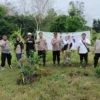 FOTO BERSAMA: Kapolsek Conggeang AKP Adang Sobari SH didampingi Kepala Desa Padaasih Wiyatno beserta unsur lainnya, melakukan foto bersama seusai kegiatan Penanaman Sepuluh Juta Pohon Bersama Polri, baru-baru ini.