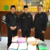 OPTIMIS: Kepala MAN 2 Sumedang, Deden Ginanjar SPd MPd (tengah), beserta para Wakasek, saat memperlihatkan hasil karya rajut tangan para siswanya kepada Sumeks, di Kampus MAN 2 Sumedang, baru-baru ini.