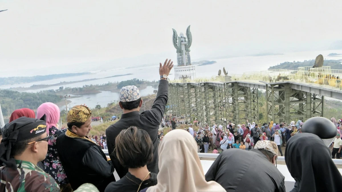 Menara Kujang Sapasang saat diresmikan Agustus lalu menjadi objek wisata favorit di Jawa Barat.