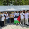 ISTIMEWA BANTU: Ketua Umum Saderek Clan Yoga Wiriadisastra saat memberikan bantuan untuk warga Palestina yang diterima langsung Ketua Baznas Kabupaten Sumedang, H. Ayi Subhan Hafas, di Lapangan PPS, baru-baru ini.