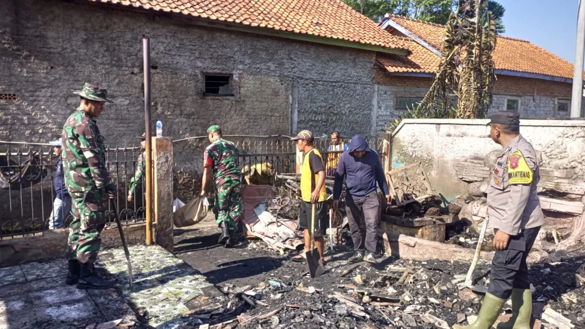 PUING BANGUNAN: Warga dan aparat bahu membahu membersihkan sisa pung-pung poondasi rumah, pasca kebakaran di Dusun Cigembong RT 03/06, Desa Haurngombong, Kecamatan Pamulihan, Sumedang, baru-baru ini.