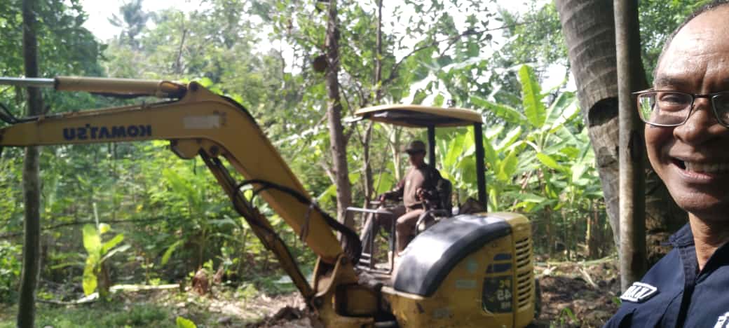 PENUH HARAP: Kepala Desa Ranggasari, Dede Manikmaya saat memantau pekerjaan irigasi untuk meningkatkan produksi pertanian di Desa Ranggasari, baru-baru ini.