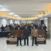 FOTO BERSAMA: Jajaran Panwaslu bersama unsur Bawaslu melakukan foto bersama saat kegiatan Rapat Koordinasi Persiapan Pengawasan Kampanye Pemilu tahun 2024 di Skyland, baru-baru ini.