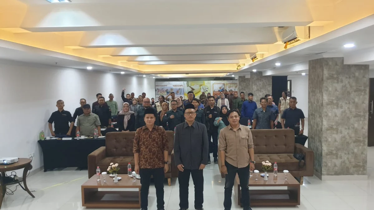 FOTO BERSAMA: Jajaran Panwaslu bersama unsur Bawaslu melakukan foto bersama saat kegiatan Rapat Koordinasi Persiapan Pengawasan Kampanye Pemilu tahun 2024 di Skyland, baru-baru ini.