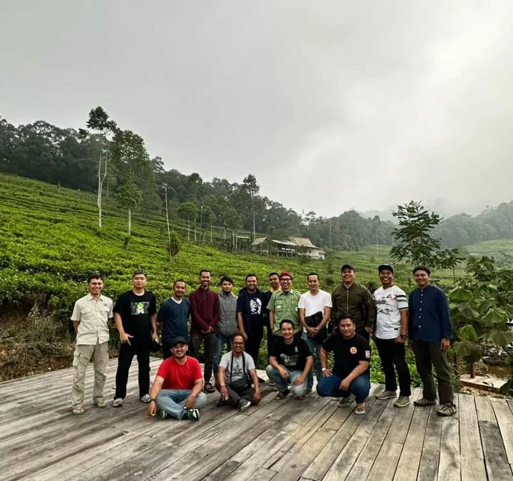 GELAR: Jajaran Pimpinan Wilayah Pemuda Muhammadiyah (PWPM) Jabar melakukan foto bersama saat kegiatan Sarasehan dan Upgrading Pengurus, sekaligus penanaman pohon di area hutan Cisoka Camp Sumedang, baru-baru ini.