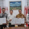 KHIDMAT: Penjabat (Pj) Bupati Sumedang Herman Suryatman melakukan penandatanganan naskah perjanjian hibah daerah (NPHD) pada pendanaan pilkada serentak tahun 2024 di Gedung Negara, baru-baru ini.