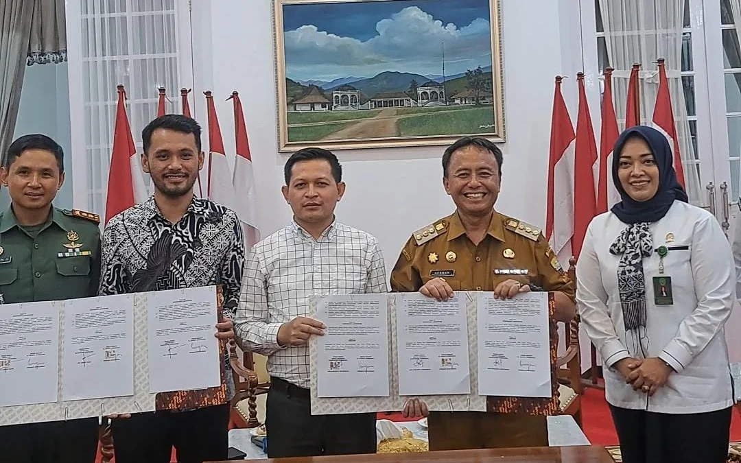 KHIDMAT: Penjabat (Pj) Bupati Sumedang Herman Suryatman melakukan penandatanganan naskah perjanjian hibah daerah (NPHD) pada pendanaan pilkada serentak tahun 2024 di Gedung Negara, baru-baru ini.