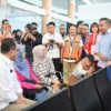 Pj Gubernur Jawa Barat Bey Machmudin bersama Menteri Perhubungan menyapa calon penumpang di Bandara Kertajati.