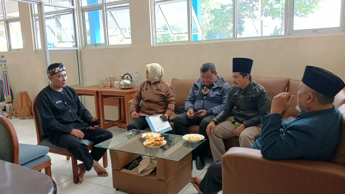 DISKUSI: Kepala SMK Pembangunan Indonesia, Chandara Purnama bersama Kektua Yayasan Bina Andi Mulaya Kusuma dan perwakilan dari Kemenag saat membahas untuk pembangunan Masjid Tanmiyah di kampus SMK Pembangunan Indonesia, Rabu (22/11/2023).