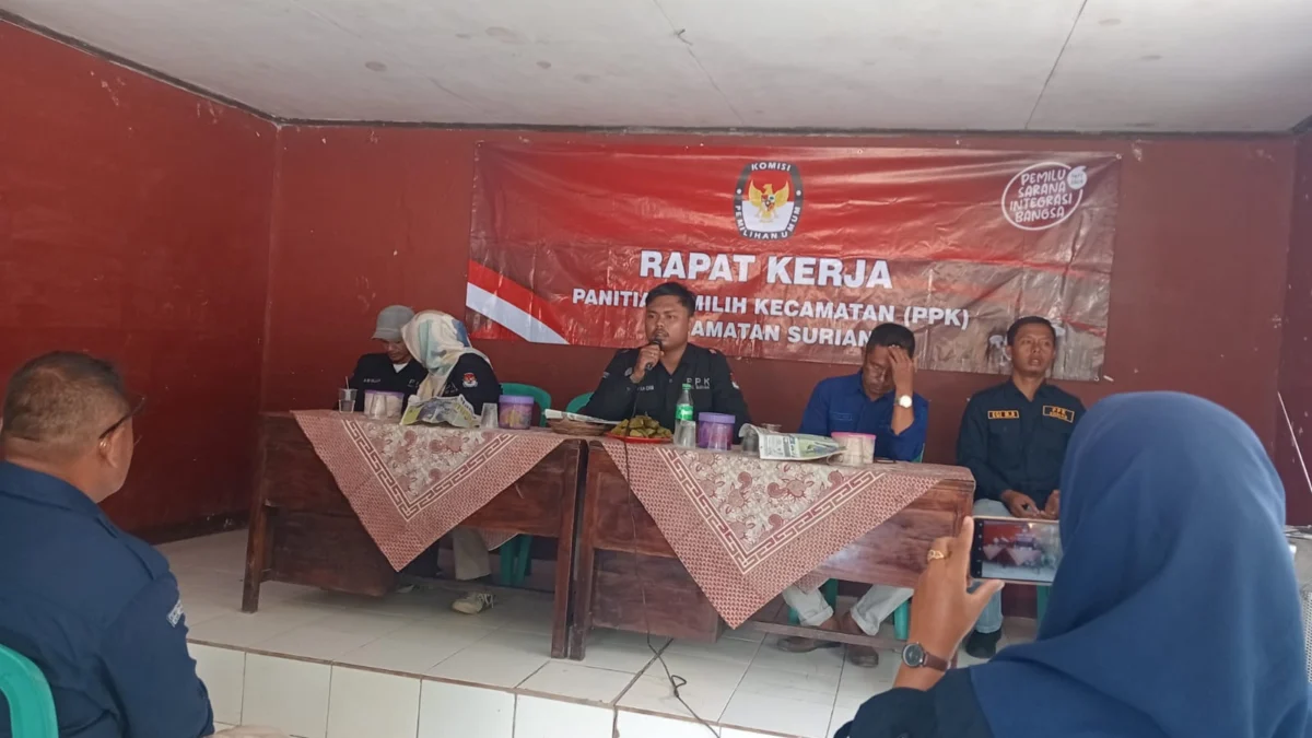 KHUSUK: Suasana saat PPK Kecamatan Surian melaksanakan kegiatan rakor bulanan di Balai Dusun Cilengkrang Desa Suriamukti, baru-baru ini.