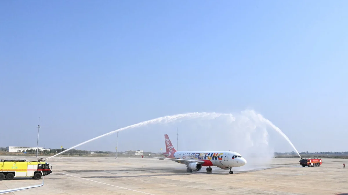 Petugas membersihkan badan pesawat di Bandara Internasional Jawa Barat. Untuk menuju Bandara Kertajati kini sangat mudah dan cepat.