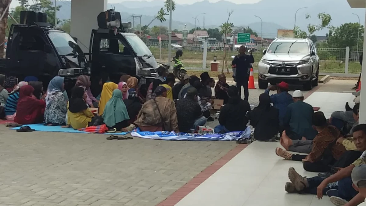 DESAKAN: Puluhan warga dari tiga desa di Kecamatan Sumedang Utara, menuntut ganti rugi dengan menggelar aksi demo di depan kantor Citra Karya Jabar Tol (CKJT), baru-baru ini.