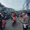 LALULALANG: Unit Lalulintas Polsek Cimanggung menggelar operasi penertiban terhadap pelanggaran parkir sembarangan dan pedagang kaki lima (PKL) di sekitar Pasar Parakanmuncang, baru-baru ini.