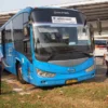 Bus Damri jurusan Kuningan – Bandara Kertajati ini siap sedia setiap saat di Terminal Kuningan.