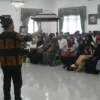 ANTUSIAS: Pj. Bupati Sumedang Herman Suryatman menjadi pembicara pada acara seminar pendidikan berbasis kasih sayang bagi guru-guru di Kabupaten Sumedang dengan tema "Mengenang Sosok Guru Qolbu Ibu Een Sukaesih" di Gedung Negara, baru-baru ini.