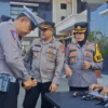 PERIKSA: Wakapolres Sumedang Kompol Meilawaty (tiga dari kanan) memantau kegiatan pemeriksaan senjata api dinas inventaris, di halaman Mapolres Sumedang, baru-baru ini. (FOTO: ISTIMEWA)