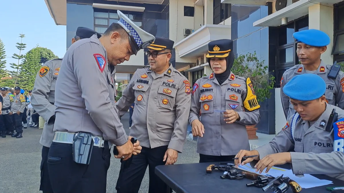 PERIKSA: Wakapolres Sumedang Kompol Meilawaty (tiga dari kanan) memantau kegiatan pemeriksaan senjata api dinas inventaris, di halaman Mapolres Sumedang, baru-baru ini. (FOTO: ISTIMEWA)