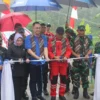 DIRESMIKAN: Ketua Dewan Pembina Vertical Rescue Indonesia, Letnan TNI (Purn), Anto Mukti Putranto bersama Kasdam lll/Siliwangi, Brigjen TNI Agus Saeful dan unsur lainnya secara simbolis meresmikan jembatan gantung dengan gunting pita di Desa Karangbungur, Surian baru-baru ini.